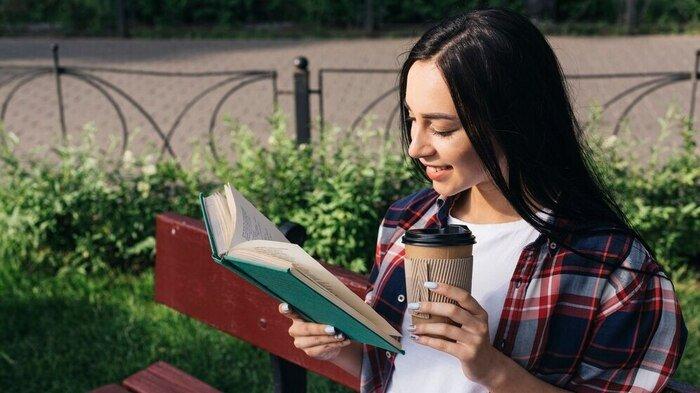 PANTUN MELAYU LAMA - Foto perempuan membaca sambil minum kopi Freepik.com, Rabu (5/2/2025). Lihat kumpulan pantun Melayu lama berikut ini, sastra lisan berisi nasihat yang cocok jadi referensi penambah pengetahuan.