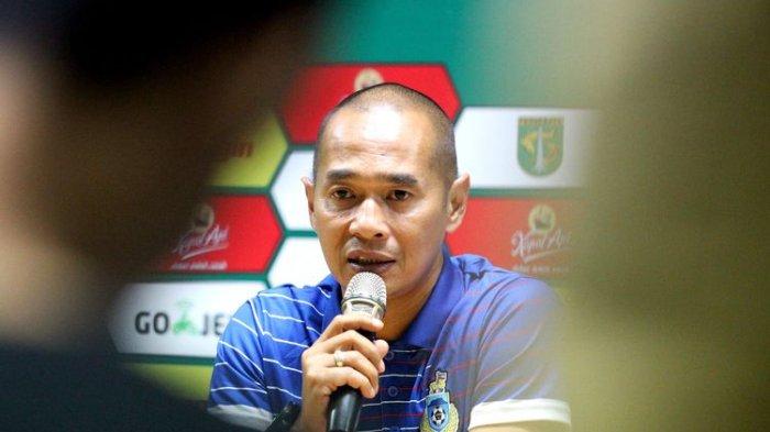 KURNIAWAN GABUNG TIMNAS - Pelatih Sabah FA, Kurniawan Dwi Yulianto diambil dari Kompas.com pada Minggu (2/2/2025). Pulang ke Indonesia, Kurniawan resmi bergabung jadi asisten pelatih Timnas Indonesia U-20 mendampingi Indra Sjafri. (Kompas.com/SUCI RAHAYU).