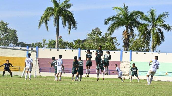 Laga final sepakbola Piala Bupati Malinau 2024 mempertemukan Kim Amuda dan Canaan FC, Jumat (19/7/2024). Canaan FC tampil sebagai juara Piala Bupati Malinau setelah menang 1-0 atas Kim Amuda FC,.
(TRIBUNKALTARA.COM / MOHAMMAD SUPRI)