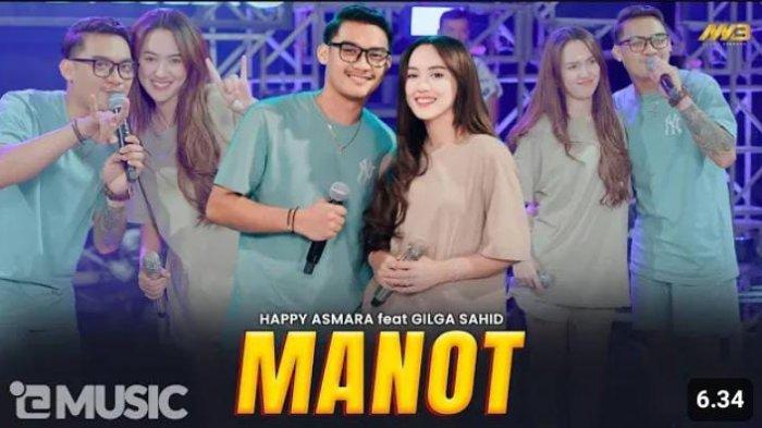 Simak lirik, chord gitar, serta terjemahan lagu Manot Happy Asmara dan Gilga Sahid