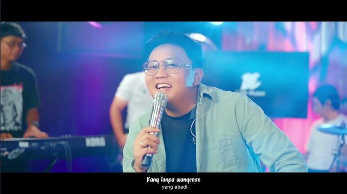 Lirik, Terjemahan, dan Chord Gitar Lagu Kawanen Sahur - Denny Caknan