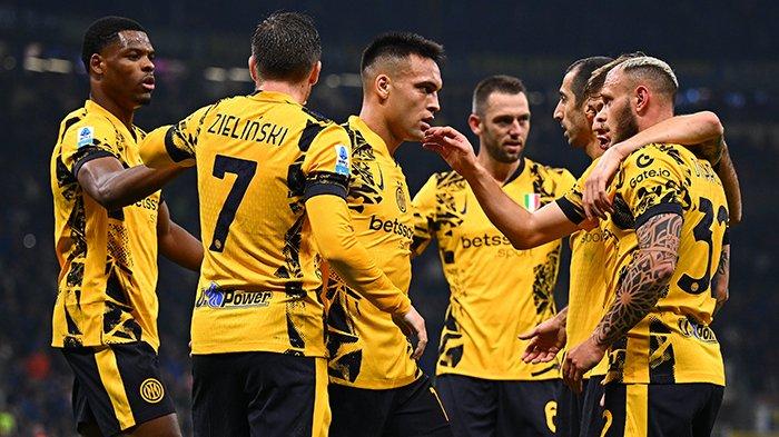 Selebrasi Lautaro Martinez ketika mencetak gol untuk Inter Milan ke gawang Venezia, pada pertandingan pekan 11 Liga Italia Serie A, di Stadion Giuseppe Meazza, Senin (4/11/2024).