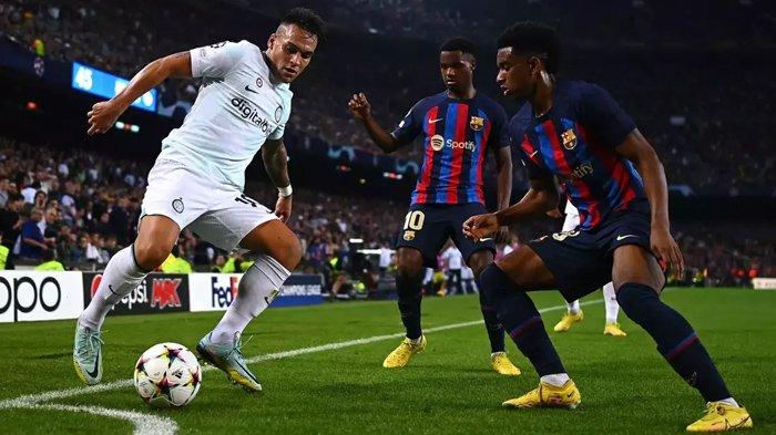 Aksi Lautaro Martinez pada pertandingan Liga Champions antara Barcelona vs Inter Milan di Stadion Camp Nou, Kamis (13/10/2022).