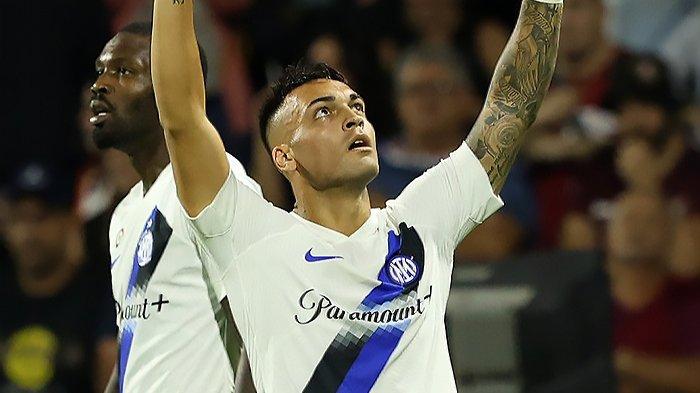 Selebrasi Lautaro Martinez saat mencetak gol pada laga giornata 7 Liga Italia Serie A antara Salernitana vs Inter Milan di Stadion Arechi, Minggu (1/10/2023).