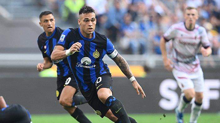 Akis Lautaro Martinez dan Alexis Sanchez (kiri) pada pertandingan Inter Milan vs Bologna, giornata 8 Liga Italia Serie A di Stadion Giuseppe Meazza, Sabtu (7/10/2023).