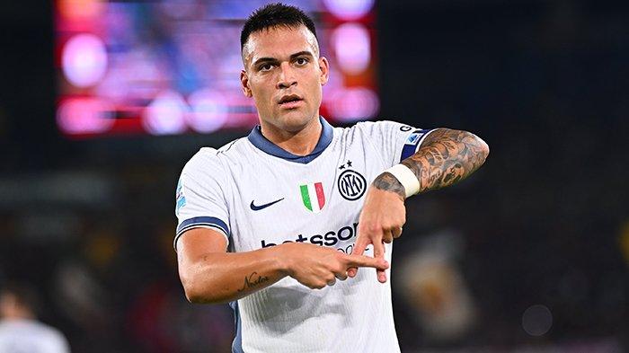 Selebrasi Kapten Inter Milan, Lautaro Martinez ketika mencetak gol ke gawang AS Roma, pada pertandingan giornata 8 Liga Italia di Stadion Olimpico, Senin (21/10/2024).