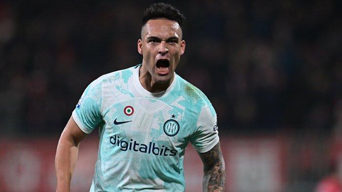 Selebrasi Lautaro Martinez ketika mencetak gol pada pertandingan AC Monza vs Inter Milan giornata 17 Liga Italia Serie A, di Stadion Brianteo, Minggu (8/1/2022).