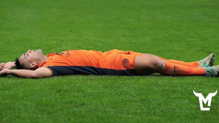 Lautaro Martinez terkapar dalam pertandingan Inter Milan melawan Bologna di Coppa Italia, Kamis (21/12/2023) dini hari WIB. (Instagram/@lautaromartinez)