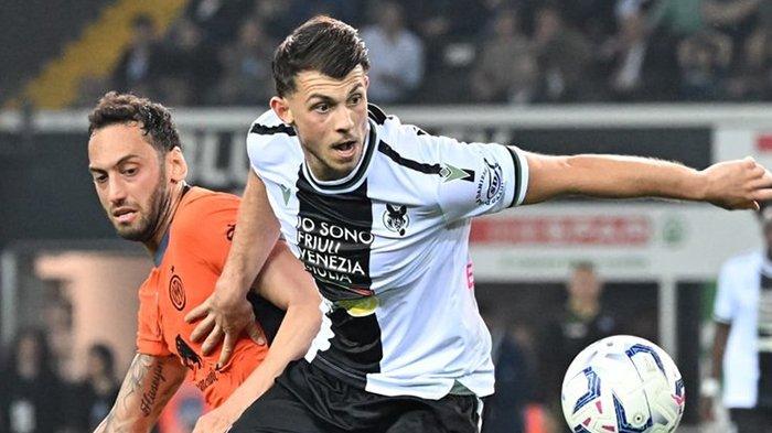 Lazar Samardzic berduel dengan Hakan Calhanoglu pada pertandingan Udinese vs Inter Milan, pekan ke-31 Liga Italia Serie A di Dacia Arena, Selasa (9/4/2024).