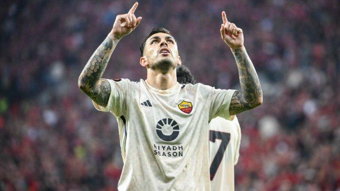 Selebrasi Leandro Paredes usai mencetak gol untuk AS Roma di pertandingan melawan Bayer Leverkusen pada leg kedua babak semifinal Liga Europa, Jumat (10/5/2024).