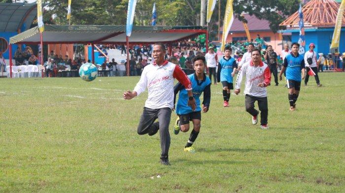 Ketua Asprov PSSI Kaltara Syarwani ikut bertanding sepakbola dalam sebuah laga eksebisi. Liga 3 Kaltara bakal digelar Desember nanti