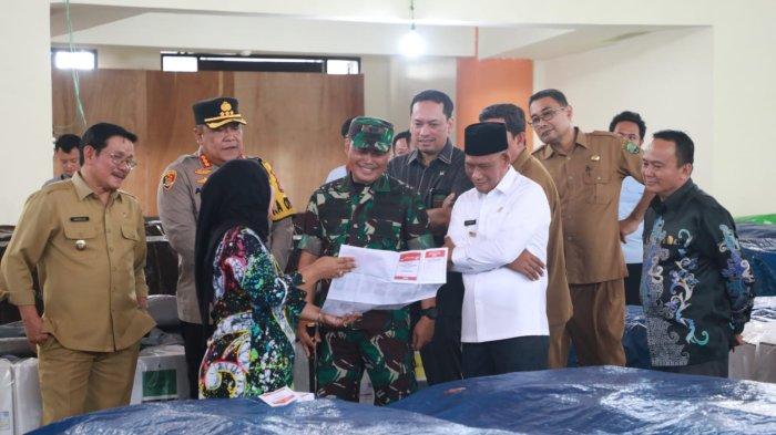 Ketua KPU Bulungan Lili Suryani, mendampingi bupati dan forkopimda saat meninjau gudang logistik beberapa waktu lalu.