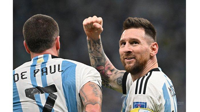 Pemain depan Argentina Lionel Messi merayakan setelah membantu bek Argentina Nahuel Molina untuk mencetak gol pertama timnya selama pertandingan sepak bola perempat final Piala Dunia Qatar 2022 antara Belanda dan Argentina di Stadion Lusail, utara Doha, pada 9 Desember 2022. (Photo by Alberto PIZZOLI / AFP)