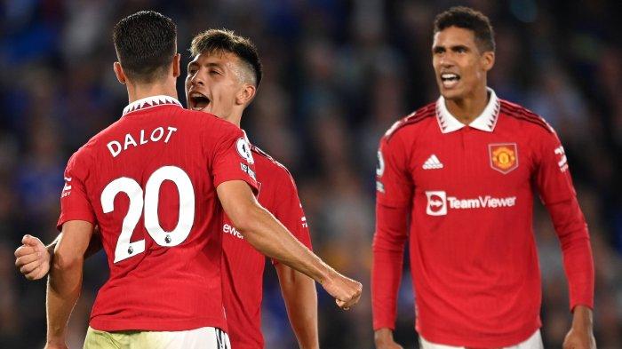 Diogo Dalot, Lisandro Martinez, dan Raphael Varane merayakan kemenangan 1-0 Manchester United di Leicester.