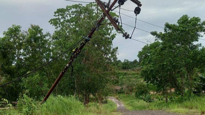 Petugas PLN Nunukan lakukan perbaikan tiang listrik di wilayah Nunukan Selatan, Sabtu (14/12/2024), siang.
