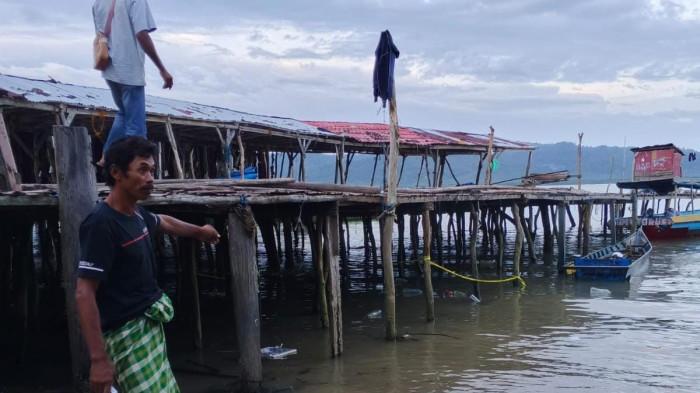 TEMUKAN MAYAT BAYI - Seorang warga kelurahan Nunukan Selatan, La Ofu menunjukkan lokasi penemuan mayat bayi di bawah kolong jemuran rumput laut miliknya, di bibir Pantai Regos, RT 07, Jalan Ujang Dewa, Kelurahan Nunukan Selatan, Kecamatan Nunukan Selatan, Kabupaten Nunukan, Sabtu (26/07/2025), siang.