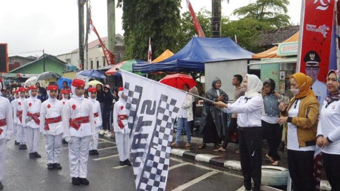 Bupati Nunukan Asmin Laura mengangkat bendera start tanda lomba Gerak Jalan Indah dimulai, Sabtu (03/08/2024), pagi
