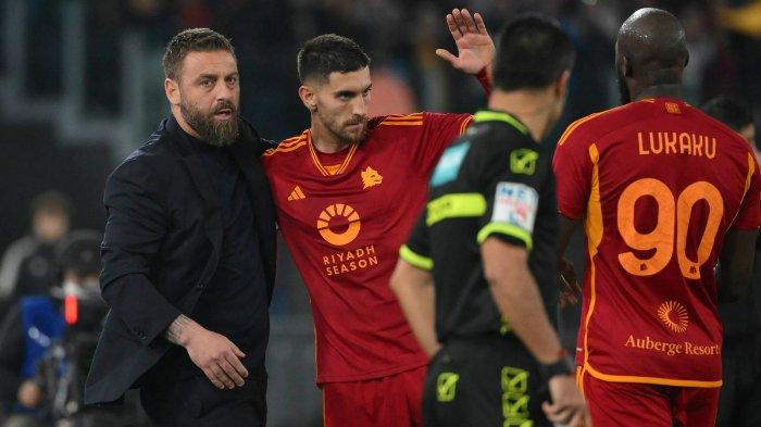 Selebrasi Lorenzo Pellegrini bersama pelatih Daniele De Rossi usai mencetak gol dalam pertandingan AS Roma vs Sassuolo pada Liga Italia Serie A pekan 29 di Stadio Olimpico, Senin (18/3/2024).
