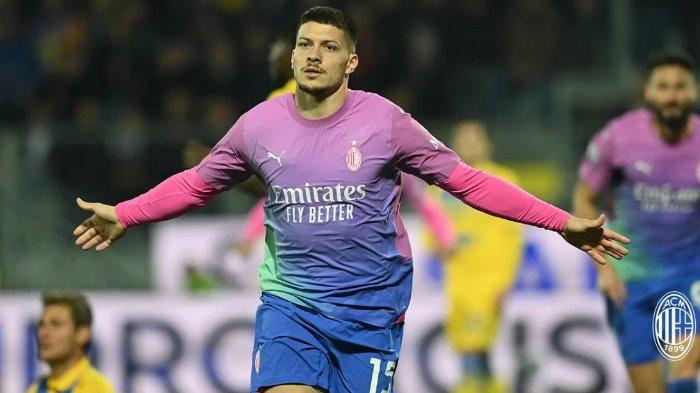 Selebrasi bomber AC Milan, Luka Jovic dalam laga kontra Frosinone di Liga Italia Serie A pekan 23. Manajemen Rossoneri dikabarkan akan memperpanjang kontrak penyerang asal Serbia tersebut, lantas bagaimana nasib Olivier Giroud yang kontraknya juga sama-sama akan berakhir pada Juni mendatang?