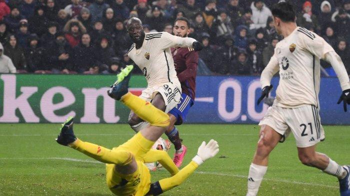 Momen striker AS Roma, Romelu Lukaku mencetak gol ke gawang Servette pada matchday lima fase grup Liga Europa di Stadion Geneve, Swiss, Jumat (1/12/2023).