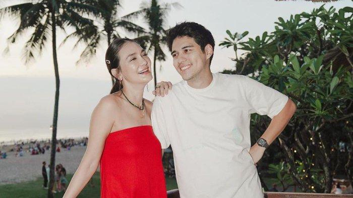 LUNA DAN MAXIME - Potret Luna Maya dan Maxime Bouttier dari Instagram @lunamaya. Dilamar Maxime di taman bunga sakura, Tokyo, Jepang, Instagram Luna Maya banjir ucapan selamat.