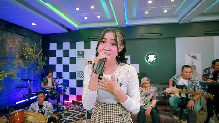 Yeni Inka menyanyikan lagu Lungo'o. (YouTube DC. Production)