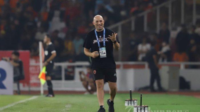JANJI TAVARES - Pelatih PSM Makassar Bernardo Tavares memberikan instruksi kepada pemainnya saat melawan Persija Jakarta pada pertandingan Liga 1 di Stadion Utama Gelora Bung Karno (SUGBK) Jakarta, Senin (3/7/2023). 