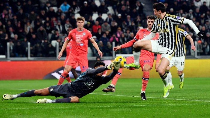 Momen penyelamatan kiper Udinese, Maduka Okoye dalam pertandingan kontra Juventus di Liga Italia pekan 24. Pemain asal Nigeria itu kini masuk radar AS Roma sebagai calon pengganti Rui Patricio.