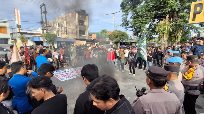 SOROTI KINERJA POLISI - Mahasiswa menggelar aksi demonstrasi di persimpangan empat GTM berlanjut ke depan Mako Polres Tarakan, Kalimantan Utara Kamis (17/7/2025). Massa aksi menyoroti kinerja polisi Kaltara, hingga sampaikan 5 tuntutan.