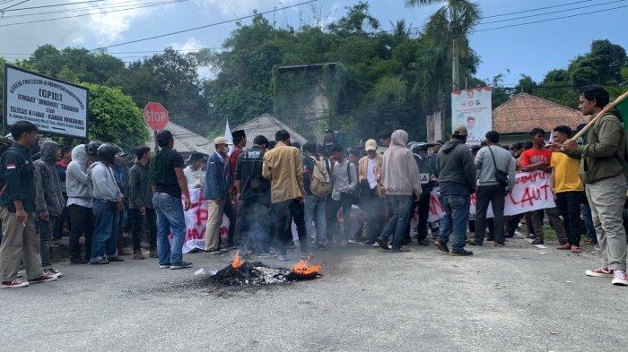 Ratusan mahasiswa berasal dari berbagai organisasi internal dan eksternal kampus turun aksi menuntut kestabilan harga rumput laut, Senin (23/10/2023).