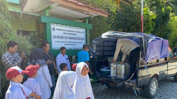 Ratusan siswa/siswi SDN 001 Nunukan Selatan, Kabupaten Nunukan, Kalimantan Utara (Kaltara) terlihat antusias saat kedatangan mobil pickup berisi makan bergizi gratis, Senin (06/01/2025), pagi.