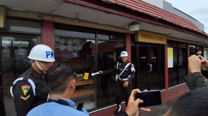 ALAMI KERUSAKAN- Salah satu titik kerusakan Mako Polres Tarakan yang terparah pasca insiden penyerangan yang dilakukan sekelompok oknum TNI, Senin (24/2/2025) malam pukul 23.00 Wita. Kini situasinya kembali normal.