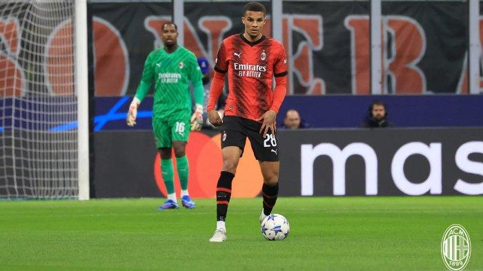 Pemain AC Milan, Malick Thiaw dalam pertandingan melawan Borussia Dortmund pada matchday lima fase grup Liga Champions di Stadion San Siro, Rabu (29/11/2023) dini hari WIB. Pemain asal Jerman itu menyudahi laga lebih awal akibat cedera.
