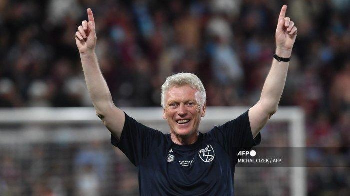 Manajer West Ham United asal Skotlandia David Moyes merayakan kemenangan gelar setelah timnya menang 2-1 atas Fiorentina di final UEFA Europa Conference League 2022/23 di Praha, Republik Ceko, Kamis (8/6/2023).