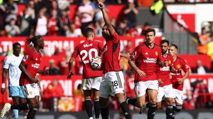 Gelandang Manchester United asal Brasil, Casemiro (18), merayakan bersama rekan satu timnya setelah mencetak gol penyeimbang timnya selama pertandingan sepak bola Liga Premier Inggris antara Manchester United dan Nottingham Forest di Old Trafford pada 26 Agustus 2023