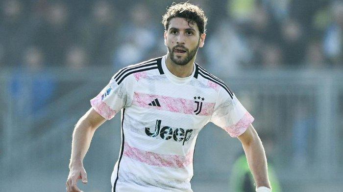 Pemain Juventus, Manuel Locatelli - Gelandang 25 tahun itu menjadi tumbal kemenangan Bianconeri atas Frosinone pada Liga Italia Serie A pekan 17, Sabtu (23/12/2023) bersama dengan Alex Sandro. Hal ini jadi masalah pelik yang harus dihadapi Massimiliano Allegri jelang big  match melawan AS Roma pada 31 Desember mendatang.