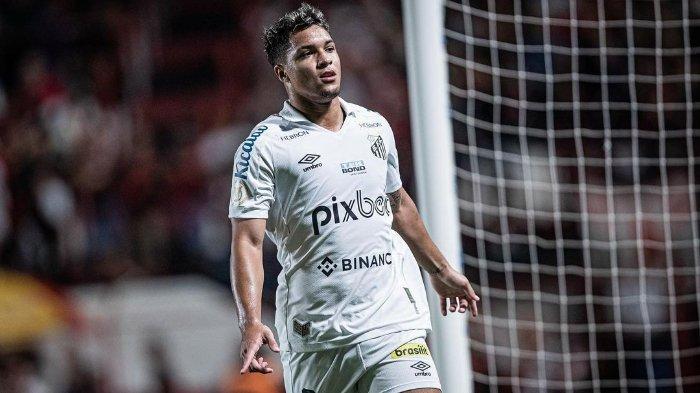 Pemain Sanos, Marcos Leonardo - AS Roma punya kans bungkus striker 20 tahun tersebut apabila eks Inter Milan, Alexis Sanchez merapat ke San Paulo, Brasil.
