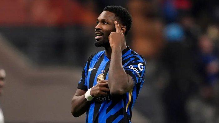 TERSERET PRAHARA - Selebrasi Marcus Thuram ketika mencetak gol pertandingan Inter Milan vs Empoli, giornata 21Liga Italia, di Stadion Giuseppe Meazza, Senin (20/1/2025) dini hari WIB. Penyerang asal Prancis ini ikut terseret dalam prahara ruang ganti Inter Milan, Rabu (2/7/2025).