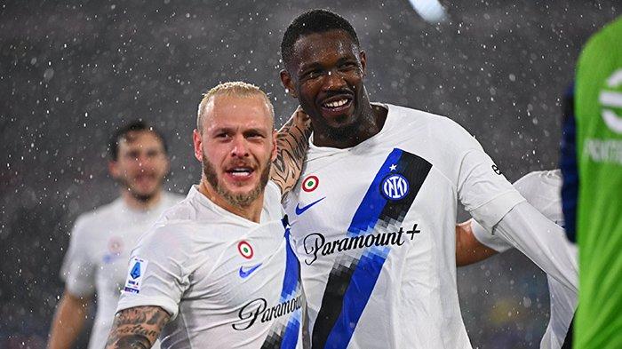 Selebrasi Federico Dimarco dan Marcus Thuram saat merayakan gol pada laga AS Roma vs Inter Milan, giornata 24 Liga Italia Serie A, di Stadion Olimpico, Minggu (11/2/2024).