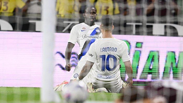 Selebrasi Lautaro Martinez dan Marcus Thuram saat mencetak gol pada laga giornata 7 Liga Italia Serie A antara Salernitana vs Inter Milan di Stadion Arechi, Minggu (1/10/2023).