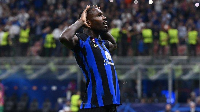 Selebrasi Marcus Thuram ketika mencetak gol pada pertandingan Liga Champions antara Inter Milan vs Benfica, di Stadion Giuseppe Meazza, Rabu (4/10/2023).