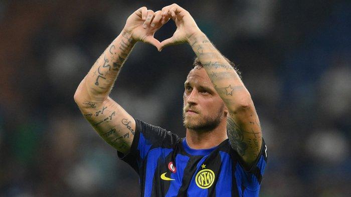 Selebrasi Marko Arnautovic ketika debutnya bersama Inter Milan berujung pada kemenangan melawan AC Monza di laga pembuka Liga Italia Serie A 2023/2024, di Stadion Giuseppe Meazza, Minggu (20/8/2023).