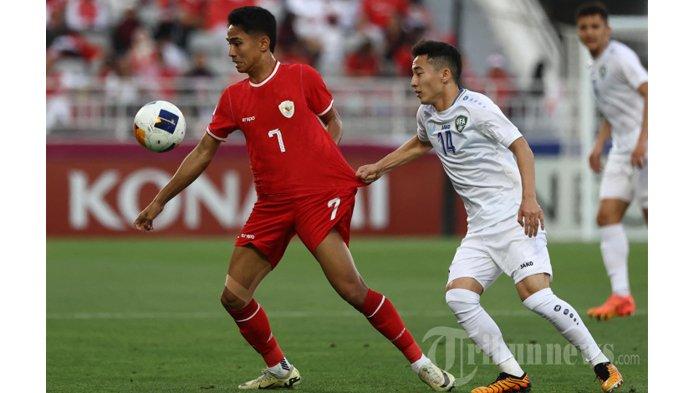Gelandang Indonesia Marselino Ferdinan (Kiri) ditandai oleh gelandang Uzbekistan Abbosbek Fayzullaev pada pertandingan semifinal Piala Asia U23 AFC Qatar 2024 antara Indonesia dan Uzbekistan di Stadion Abdullah Bin Khalifa di Doha pada 29 April 2024. (KARIM JAAFAR/AFP)
