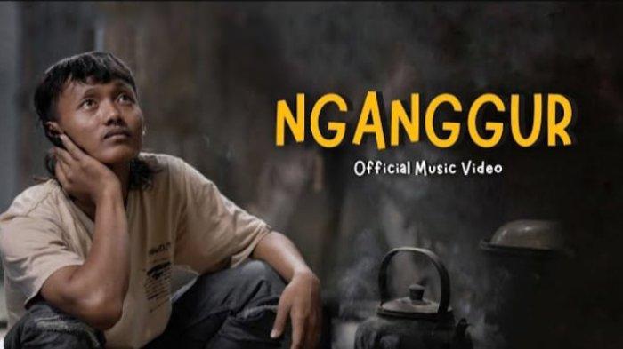 Simak lirik dan terjemahan lagu Nganggur yang dinyanyikan oleh Masdddho, lengkap dengan chord gitar.