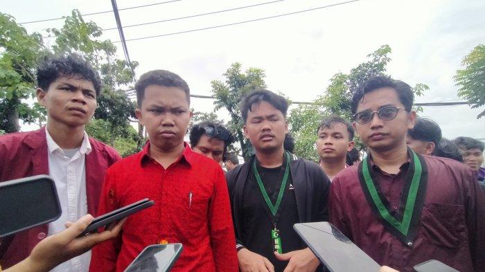 Ratusan massa saat memadati jalan menuju Pemkot Tarakan Kelurahan Kampung Satu dalam rangka menyampaikan aspirasi dan sejumlah tuntutan, Jumat (23/8/2024).