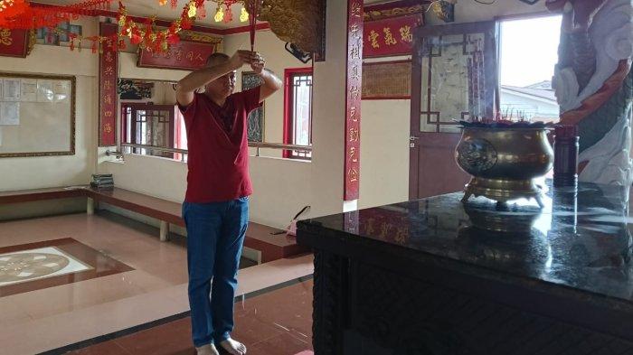 RAYAKAN IMLEK - Masyarakat yang merayakan tahun baru imlek 2576 Kongzili tengah memanjatkan doa kepada dewa, Pelaksanaan Tahun Baru Imlek 2576 Kongzili yang jatuh pada tanggal 29 Januari 2025 memiliki Shio Ular (TribunKaltara.com / Desi Kartika)