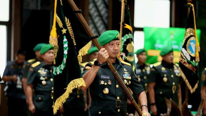 Pangdam XV Pattimura Mayjen TNI Putranto Gatot Sri Handoyo hasil mutasi TNI tersebut, tercatat salah satu Jenderal pemegang Brevet Astros Armed.