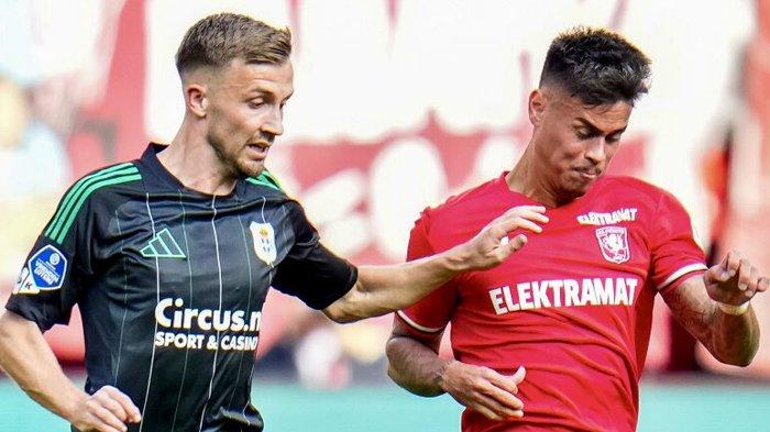 PERKUAT FC TWENTE - Aksi pemain Timnas Indonesia Mees Hilgers ketika memperkuat FC Twente. (Twitter/@fctwente)