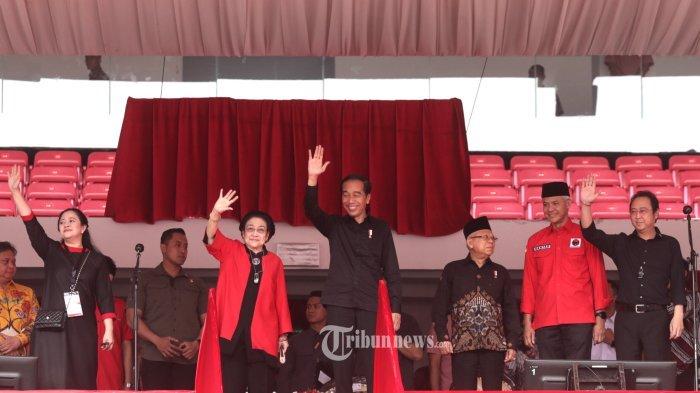 Presiden Joko Widodo didampingi Wakil Presiden Ma'ruf Amin, Ketua Umum PDI Perjuangan (PDIP) Megawati Soekarno Putri, Ketua DPP PDIP Puan Maharani, Ketua DPP PDIP Bidang Ekonomi Kreatif dan Ekonomi Digital Prananda Prabowo dan Bakal Calon Presiden Dari PDIP Ganjar Pranowo saat menghadiri Puncak Bulan Bung Karno 2023 di Stadion Utama Gelora Bung Karno, Jakarta, Sabtu (24/6/2023). PDI Perjuangan menggelar konsolidasi akbar yang dihadiri ratusan ribu orang relawan, simpatisan hingga kader, sekaligus untuk memperingati puncak Bulan Bung Karno (BBK) dengan bertemakan Kepalkan Tangan Persatuan untuk Indonesia Raya. TRIBUNNEWS/IRWAN RISMAWAN