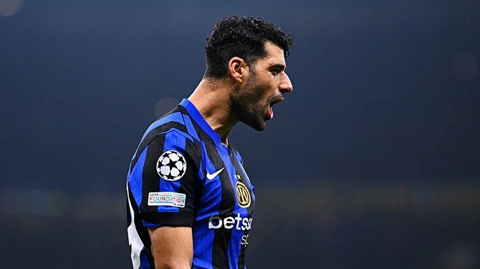 PALING PAYAH - Ekspresi penyerang Inter Milan, Mehdi Taremi saat bermain di Liga Champions 2024/2025. Bomber asal Iran ini menjadi pemain yang paling payah dalam kemenangan Nerazzurri atas Feyenoord, pada leg 2 babak 16 besar Liga Champions, Rabu (12/3/2025).